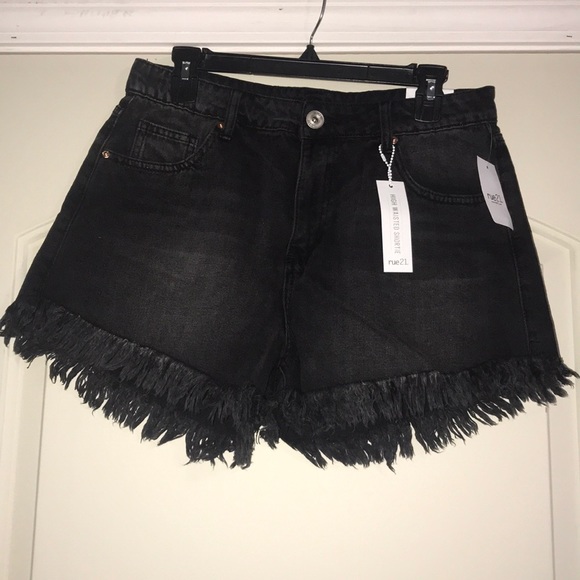 black frayed shorts